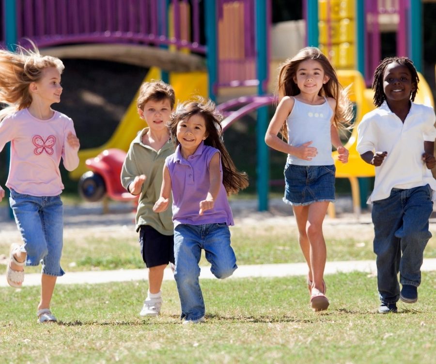 Enfants courant dans un parc