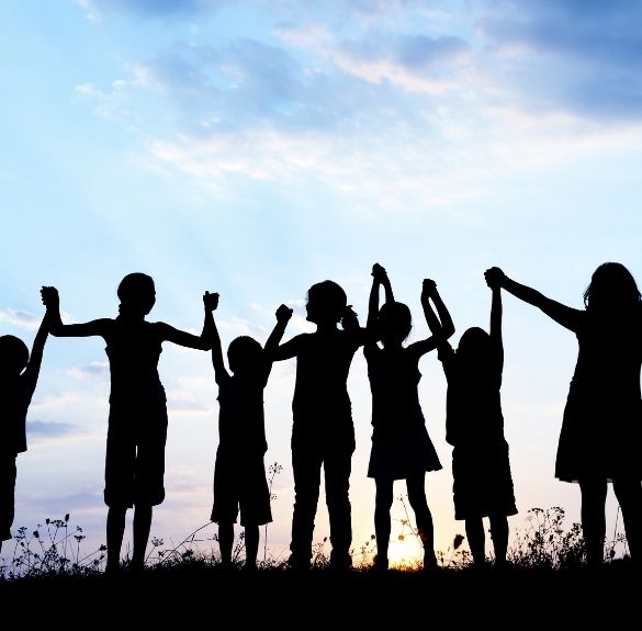 Silhouettes d’enfants se tenant la main